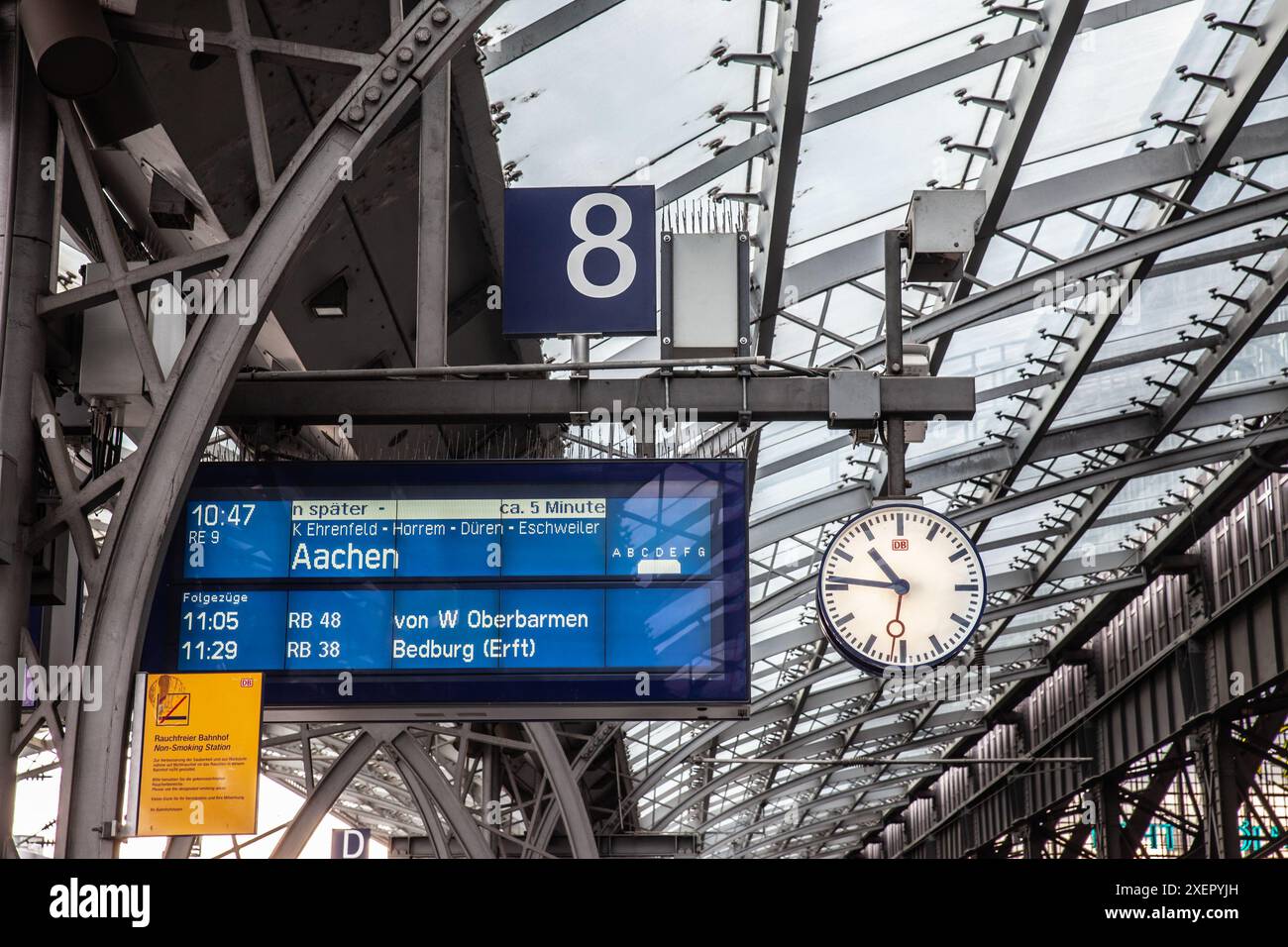 Le partenze partono dalla stazione ferroviaria di Köln Hbf a Colonia, Germania, con la prossima partenza per Aquisgrana. Questa immagine mette in evidenza l'efficienza e la CO Foto Stock