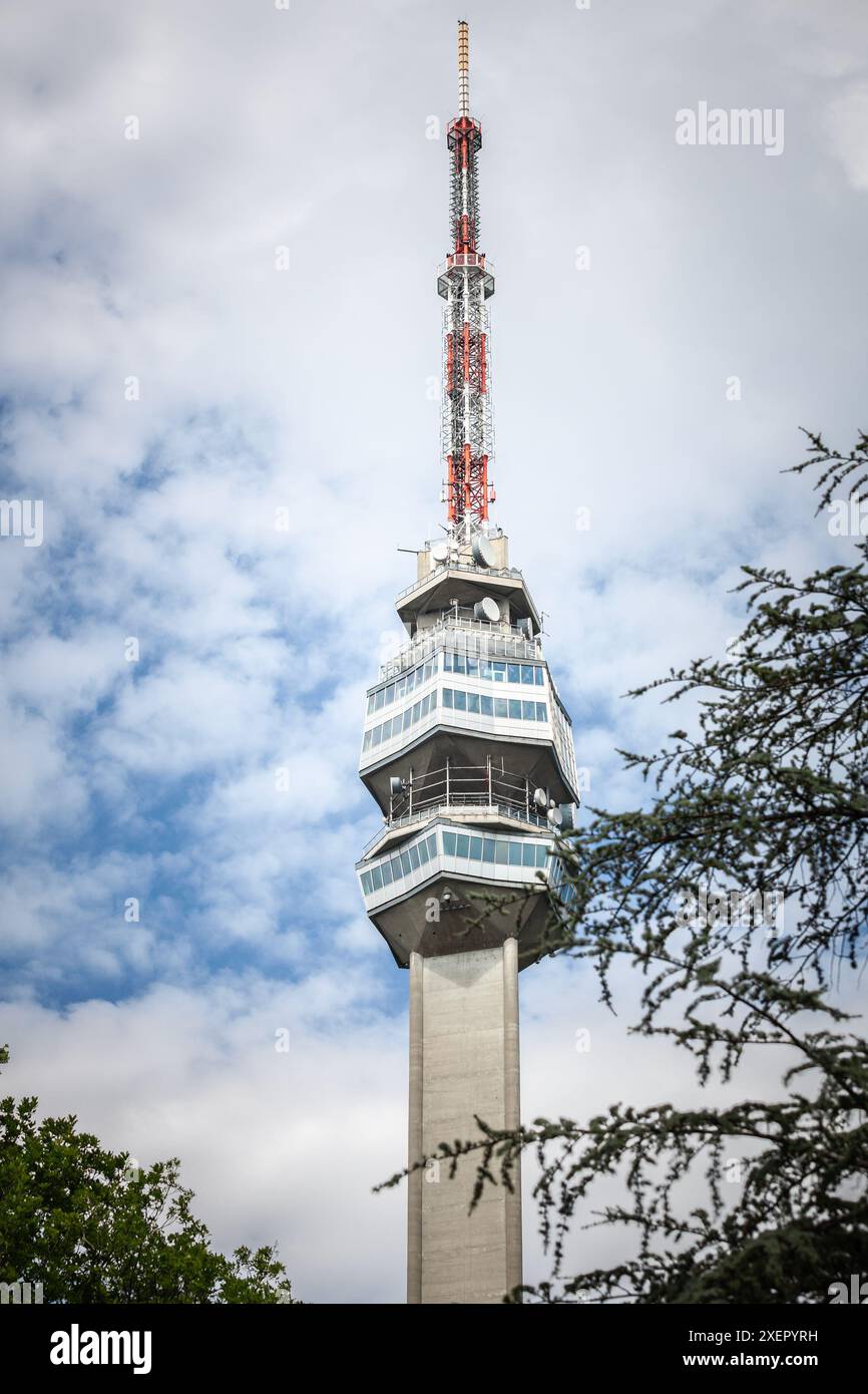 Immagine della torre Avala, o Avala toranj, vista da una foresta vicina. È una torre televisiva e un'antenna di trasmissione nei sobborghi di Belgrado, in Serbia. A. Foto Stock