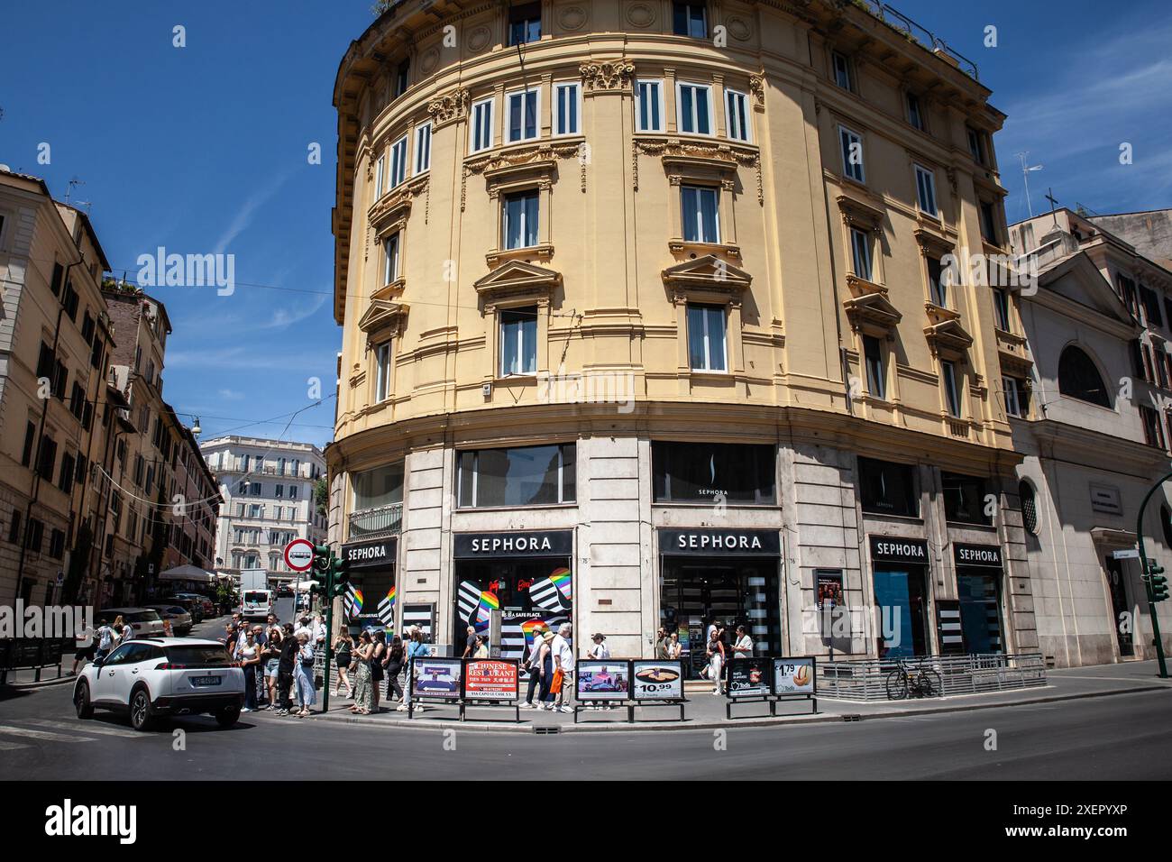 Foto di un cartello con il logo di Sephora sul loro negozio per Roma, italia. Sephora è un rivenditore multinazionale di prodotti per la cura della persona e di bellezza, o Foto Stock