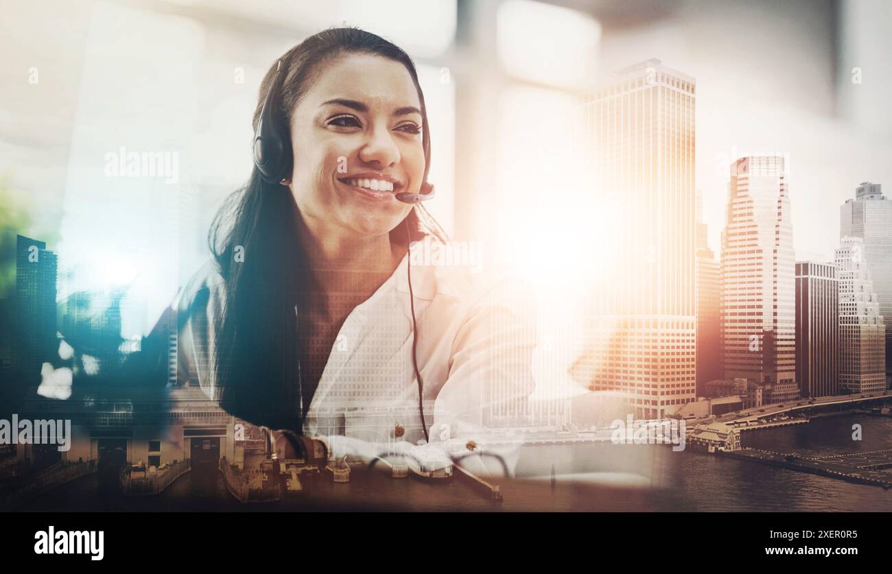 Città, agente di contact centre e donna con doppia esposizione, auricolare e sorriso è l'ufficio per il telemarketing. Consulente, assistenza e crm per l'assistenza telefonica per Foto Stock