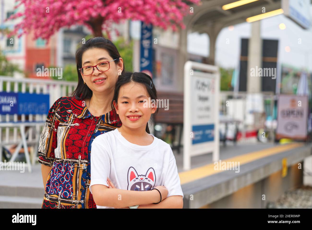 Ritratti di turisti madre e figlia asiatica al mercato ittico di Bangsaen a Chonburi, Thailandia. Stazione ferroviaria giapponese a tema per turisti a Bangsaen Fish Mark Foto Stock
