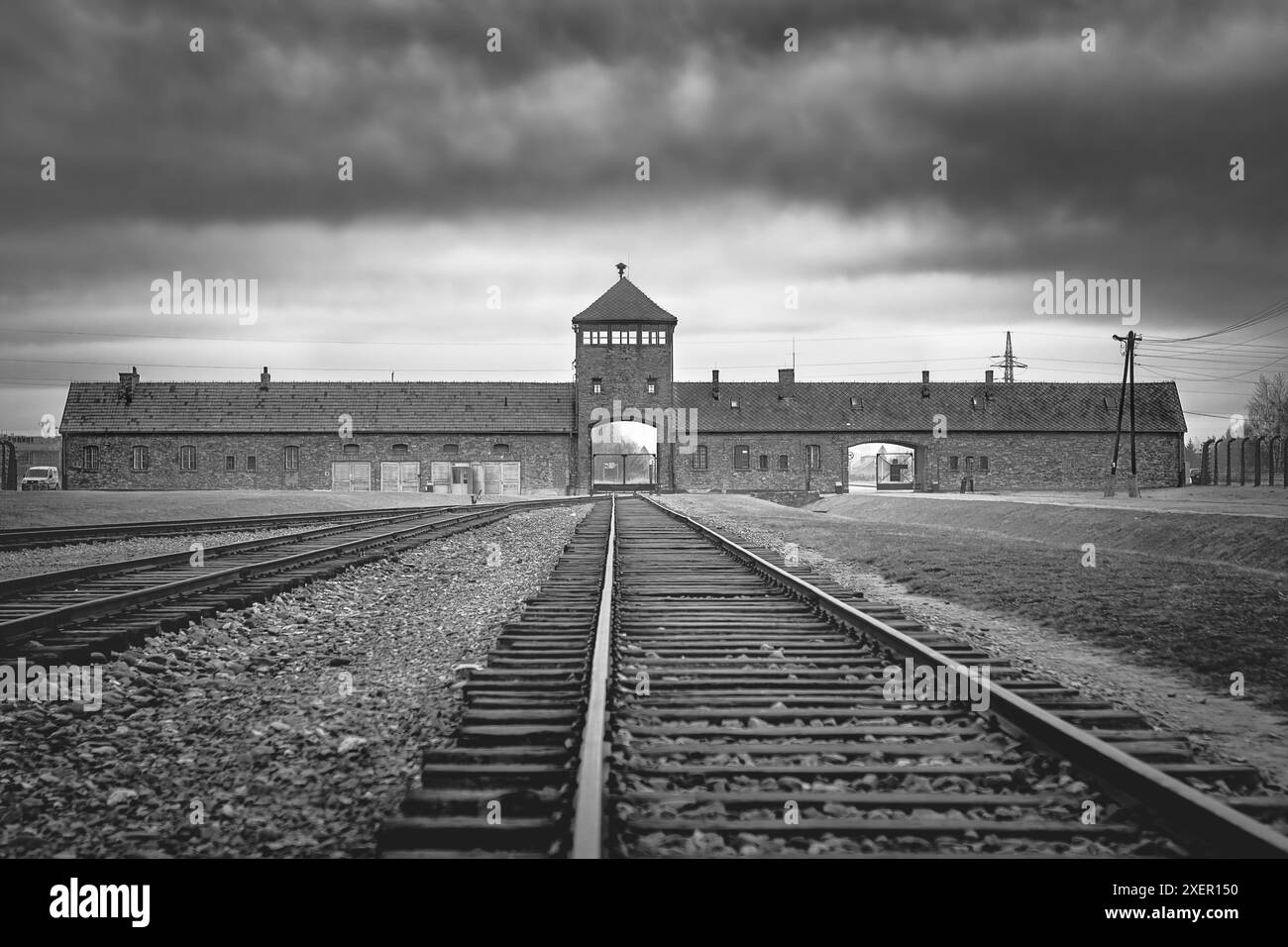 Campo di concentramento Gateway Auschwitz Birkenau in una giornata nuvolosa, bianco e nero Foto Stock