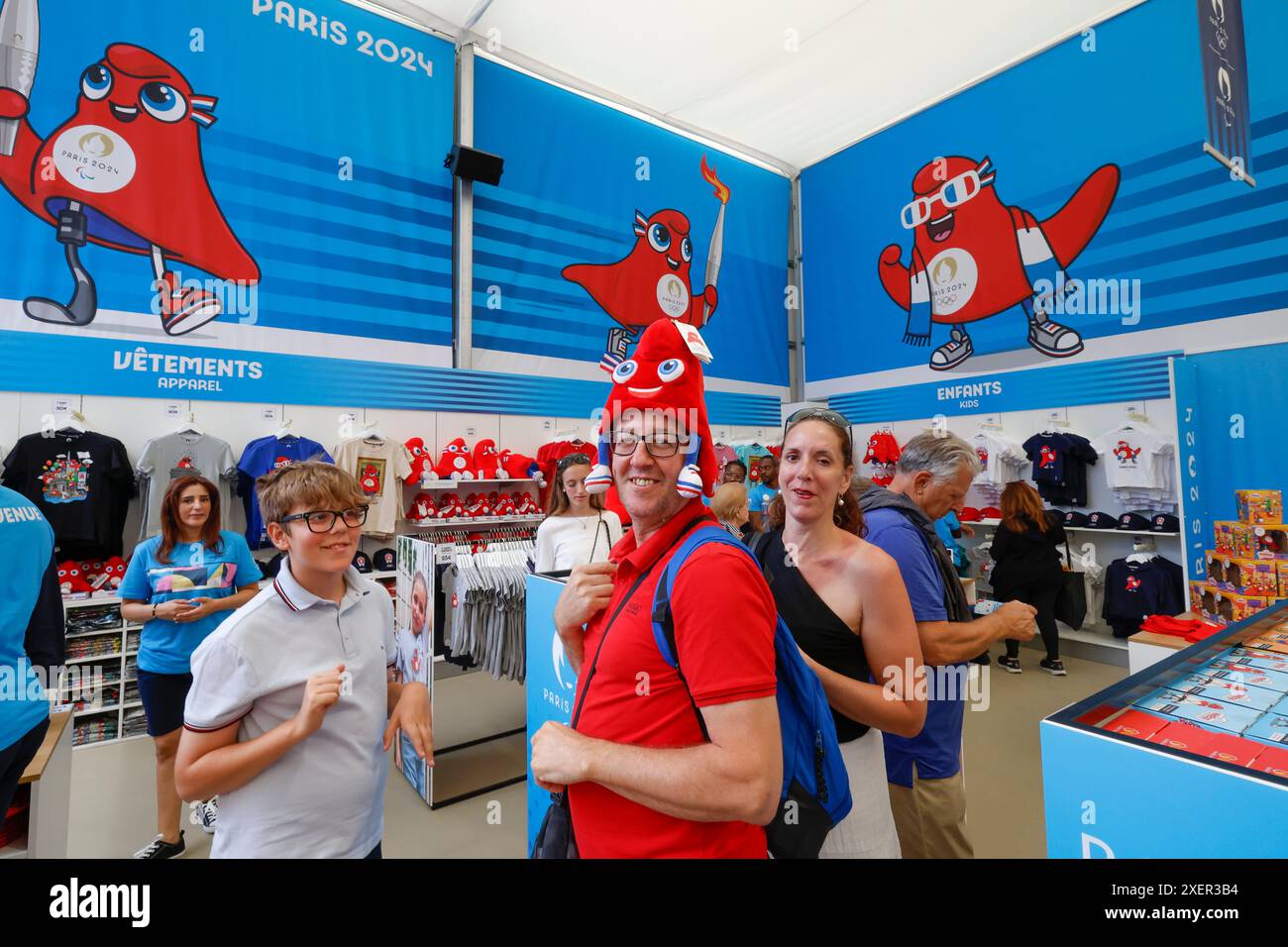 PARIS 2024 MEGASTORE APRE SUGLI CHAMPS ELYSEES Foto Stock