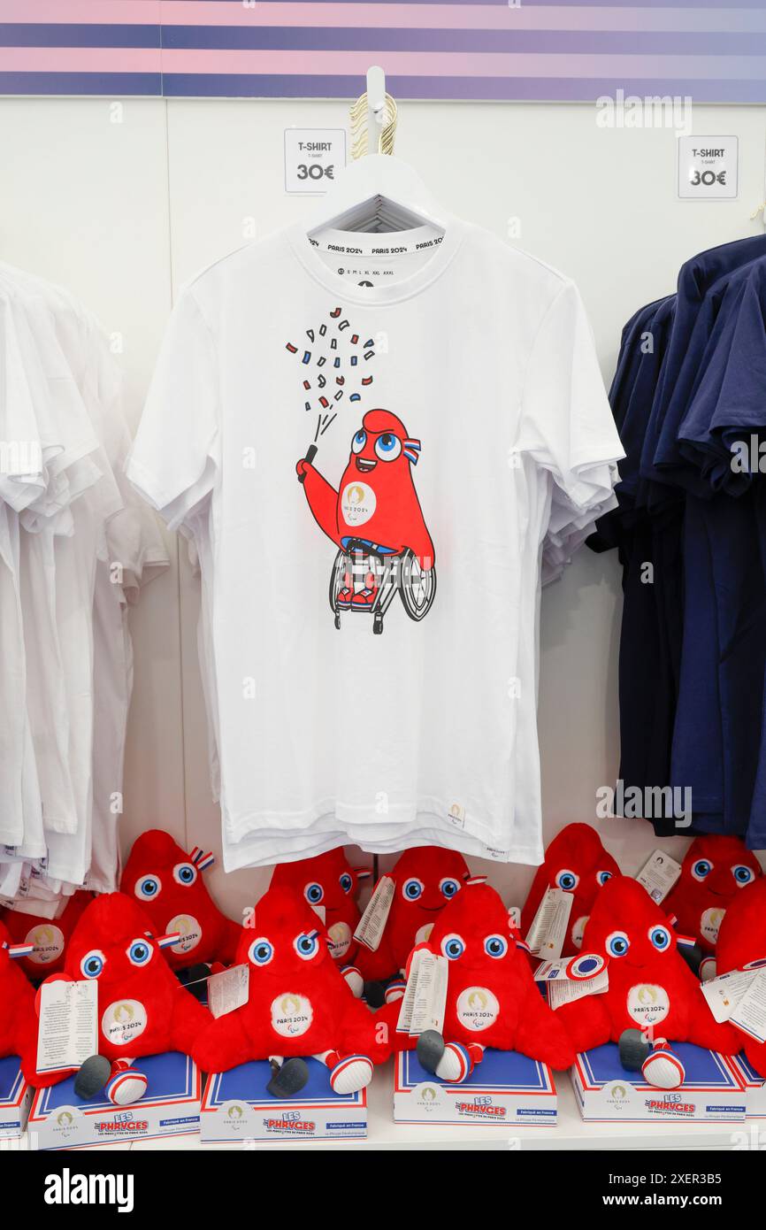 PARIS 2024 MEGASTORE APRE SUGLI CHAMPS ELYSEES Foto Stock