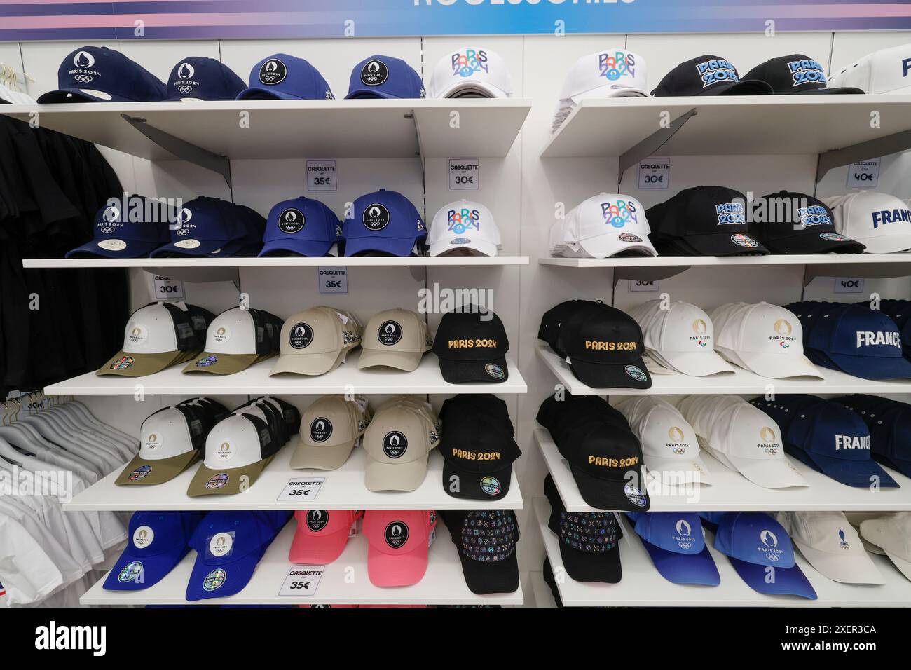 PARIS 2024 MEGASTORE APRE SUGLI CHAMPS ELYSEES Foto Stock