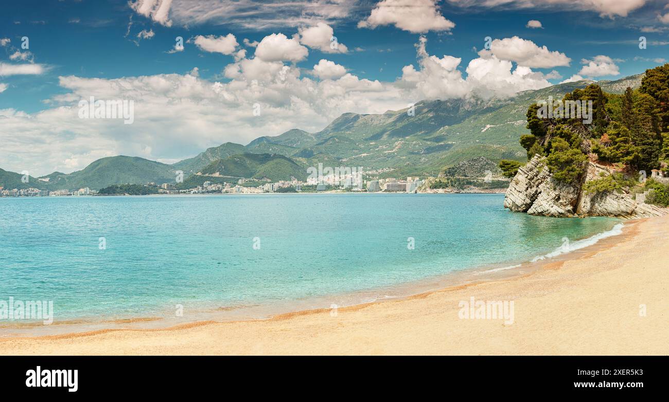 Pittoresca costa del Mare Adriatico, conosciuta per le sue splendide spiagge, le verdi montagne e le vivaci località balneari. Foto Stock