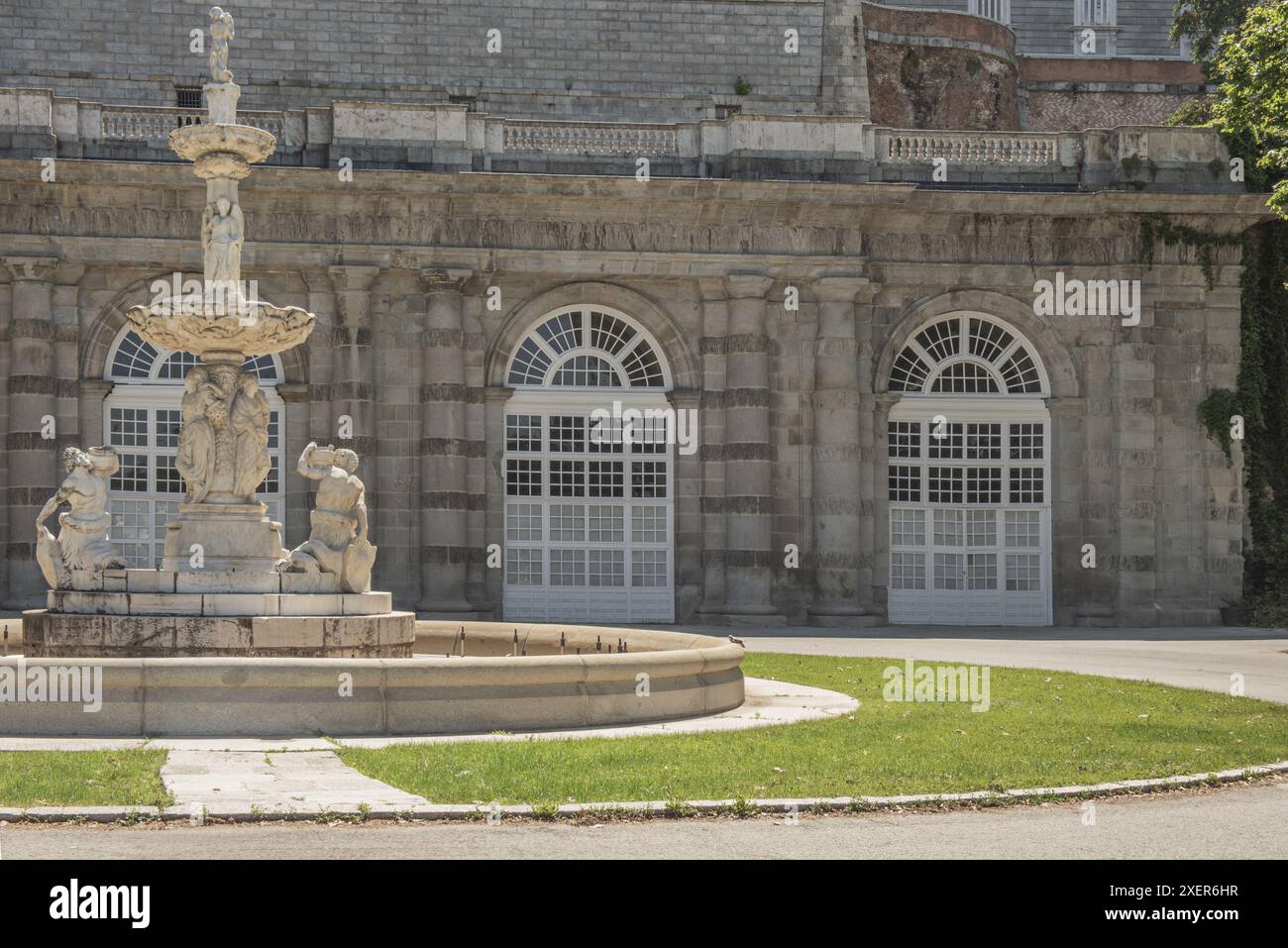 Stili come art deco, modernismo o neoclassicismo possono influenzare il design della facciata 2 Foto Stock