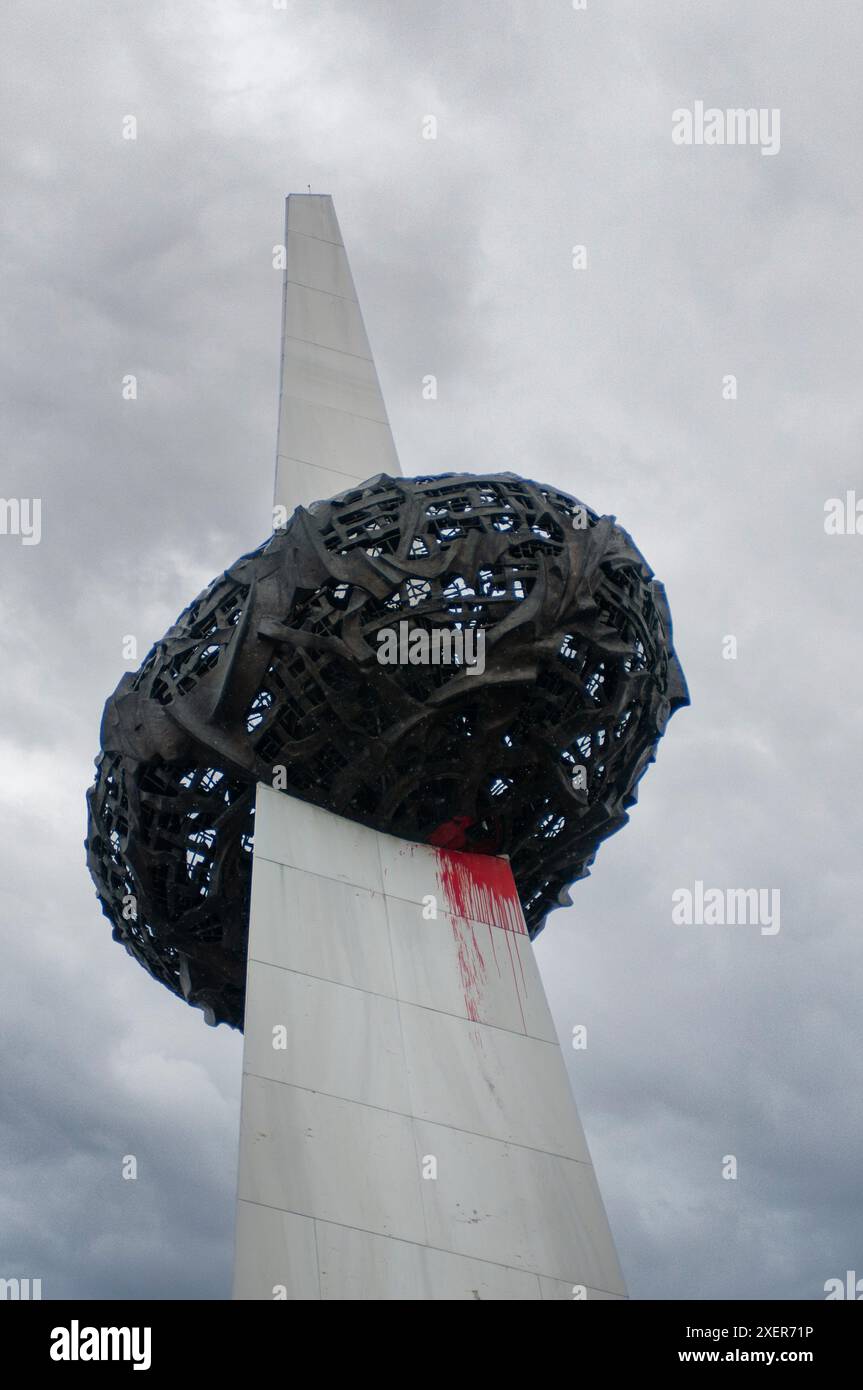 Monumento degli eroi dell'aria a Bucarest, Romania, con Dark Sky e Red Streak Foto Stock
