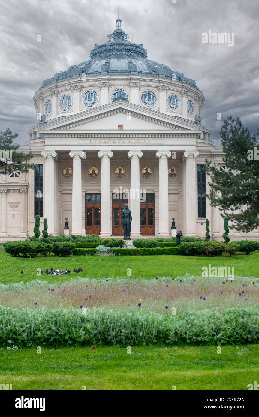 Athenaeum rumeno a Bucarest, Romania – sala concerti neoclassica e punto di riferimento culturale Foto Stock