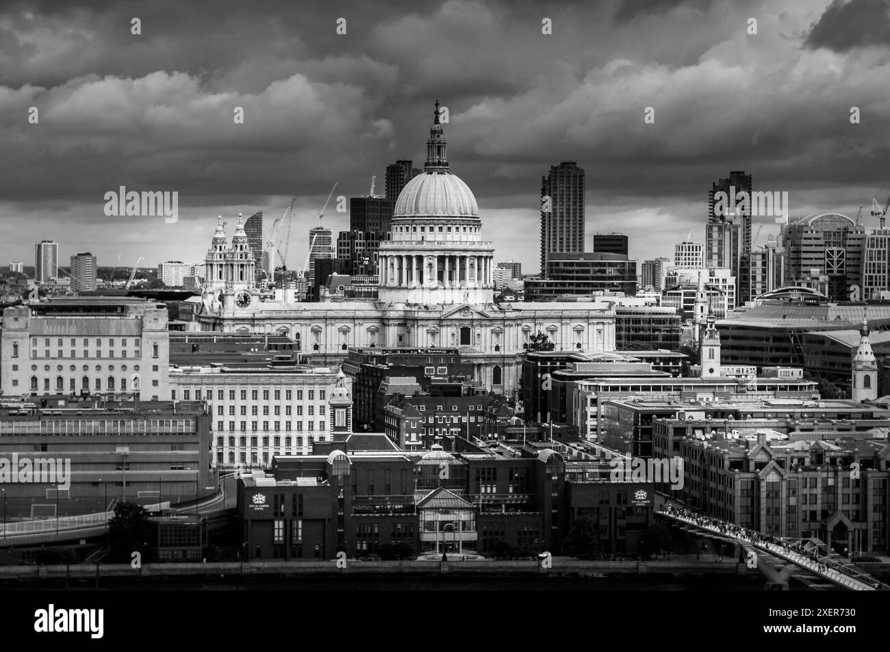 Spettacolare paesaggio urbano bianco e nero di Londra con la Cattedrale di St. Paul sotto i cieli tempestosi, che unisce storia e architettura moderna Foto Stock