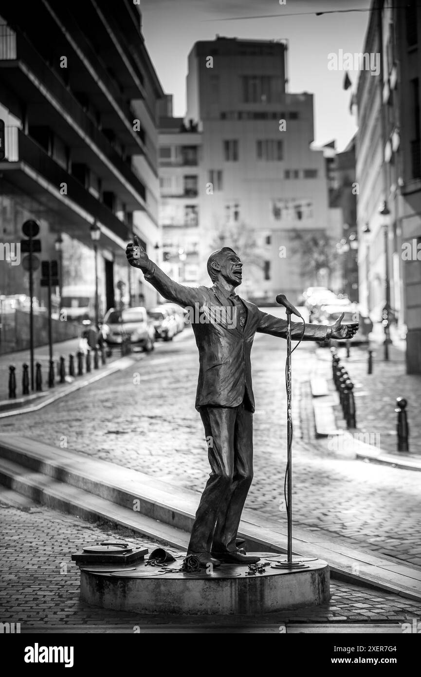 Foto in bianco e nero della statua di Jacques Brel a Bruxelles, Belgio, che raffigura l'iconico cantante belga in una posa di passione ed espressione Foto Stock