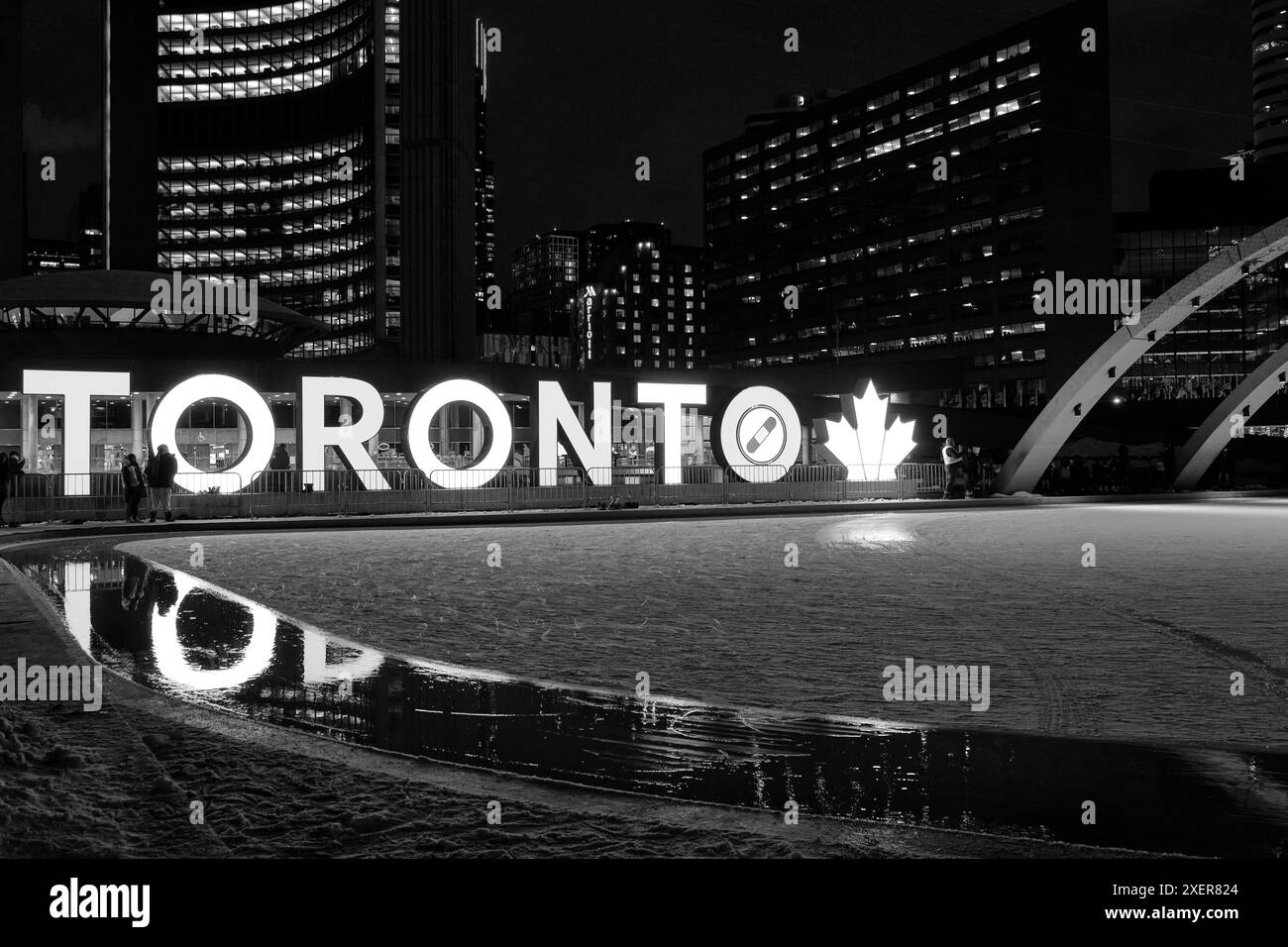 La pista di pattinaggio su ghiaccio principale di Toronto è di fronte all'edificio del municipio in Nathan Philips Square. Questo grande cartello Toronto è un'icona della città per i turisti. Foto Stock