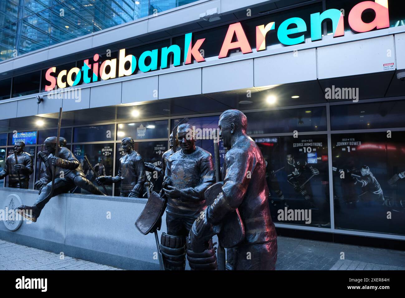 Sede della Scotiabank Arena e leggendari giocatori di hockey canadesi. L'edificio ospita eventi sportivi e concerti nel centro di Toronto. Foto Stock