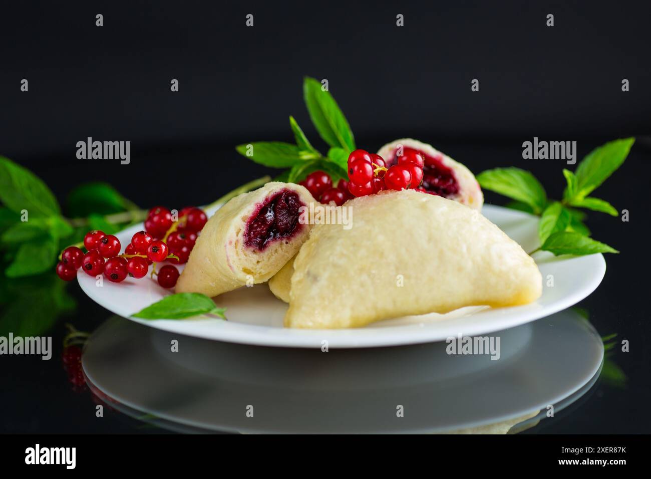 gnocchi dolci fatti in casa al vapore con frutti di bosco, ribes rosso . Foto Stock