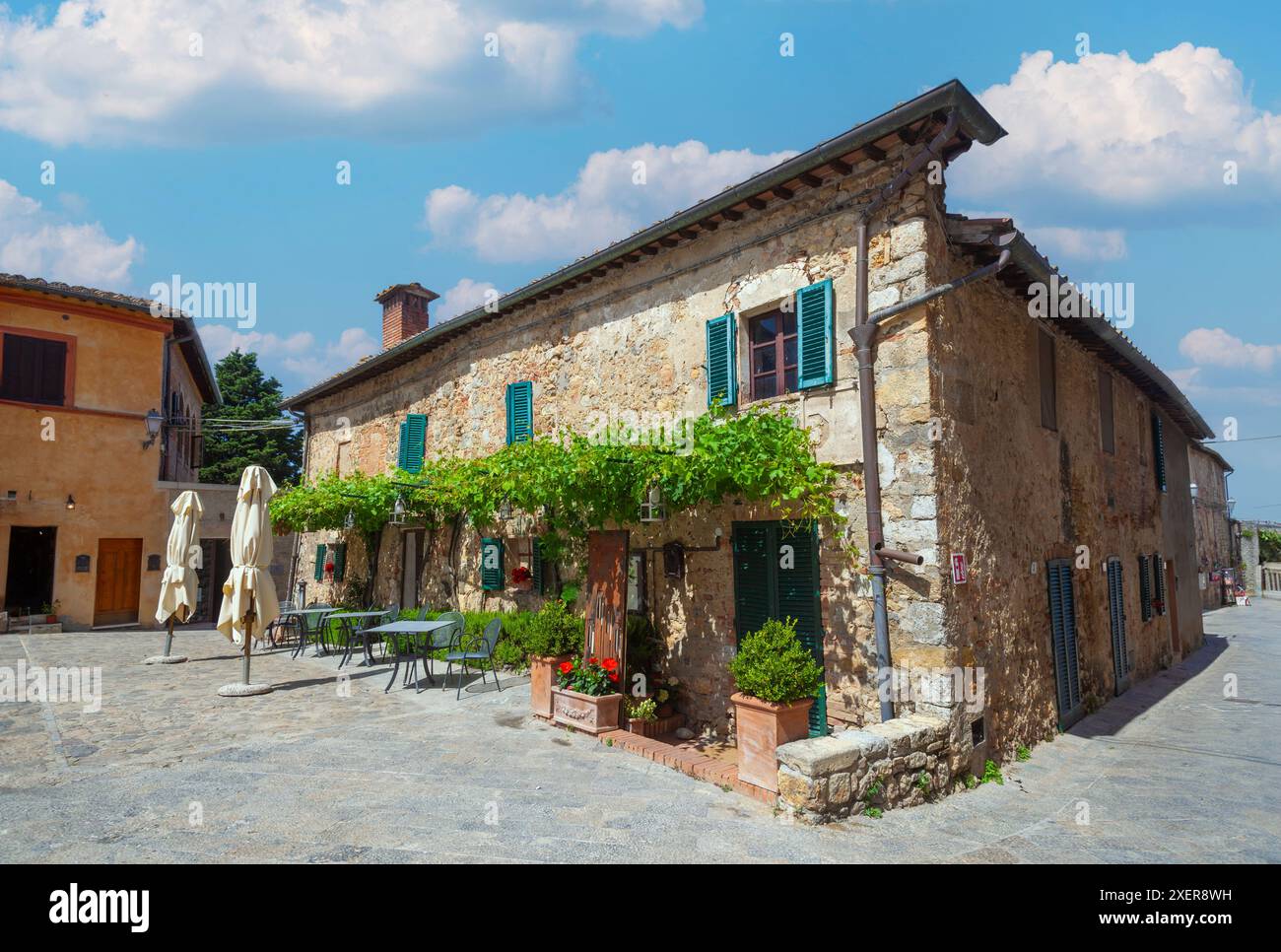 Bellezza rustica di un villaggio toscano, Monteriggioni, sotto il cielo azzurro Foto Stock