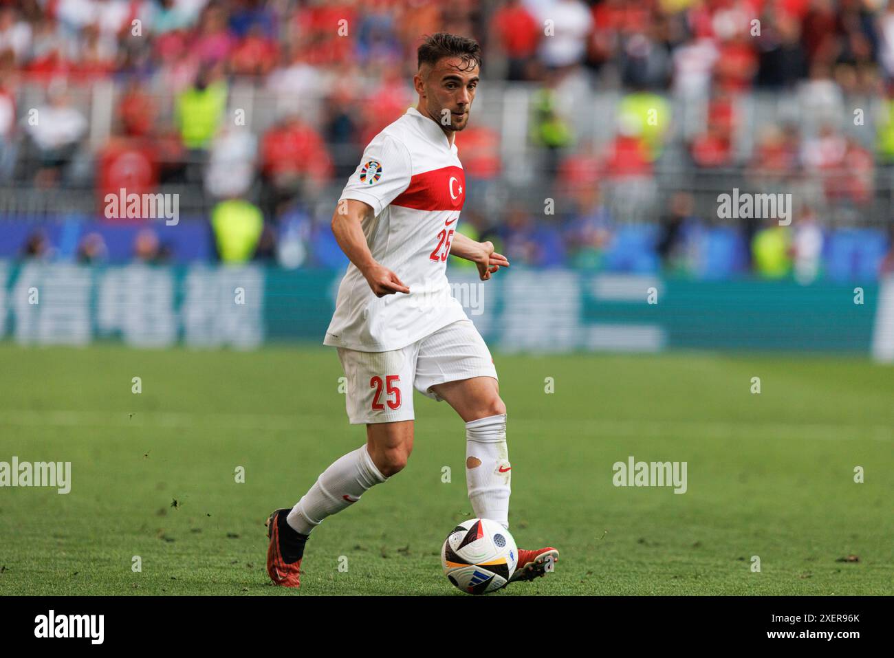 Dortmund, Germania. 22 giugno 2024. Yunus Akgun (Turchia) visto in azione durante la partita di UEFA Euro 2024 tra Turchia e Portogallo al Signal Iduna Park. Punteggio finale; Turchia 0:3 Portogallo. (Foto di Maciej Rogowski/SOPA Images/Sipa USA) credito: SIPA USA/Alamy Live News Foto Stock