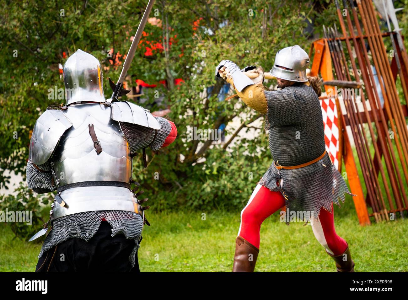 I guerrieri che combattono con l'armatura medievale sono uno di questi in un torneo giocoso Foto Stock
