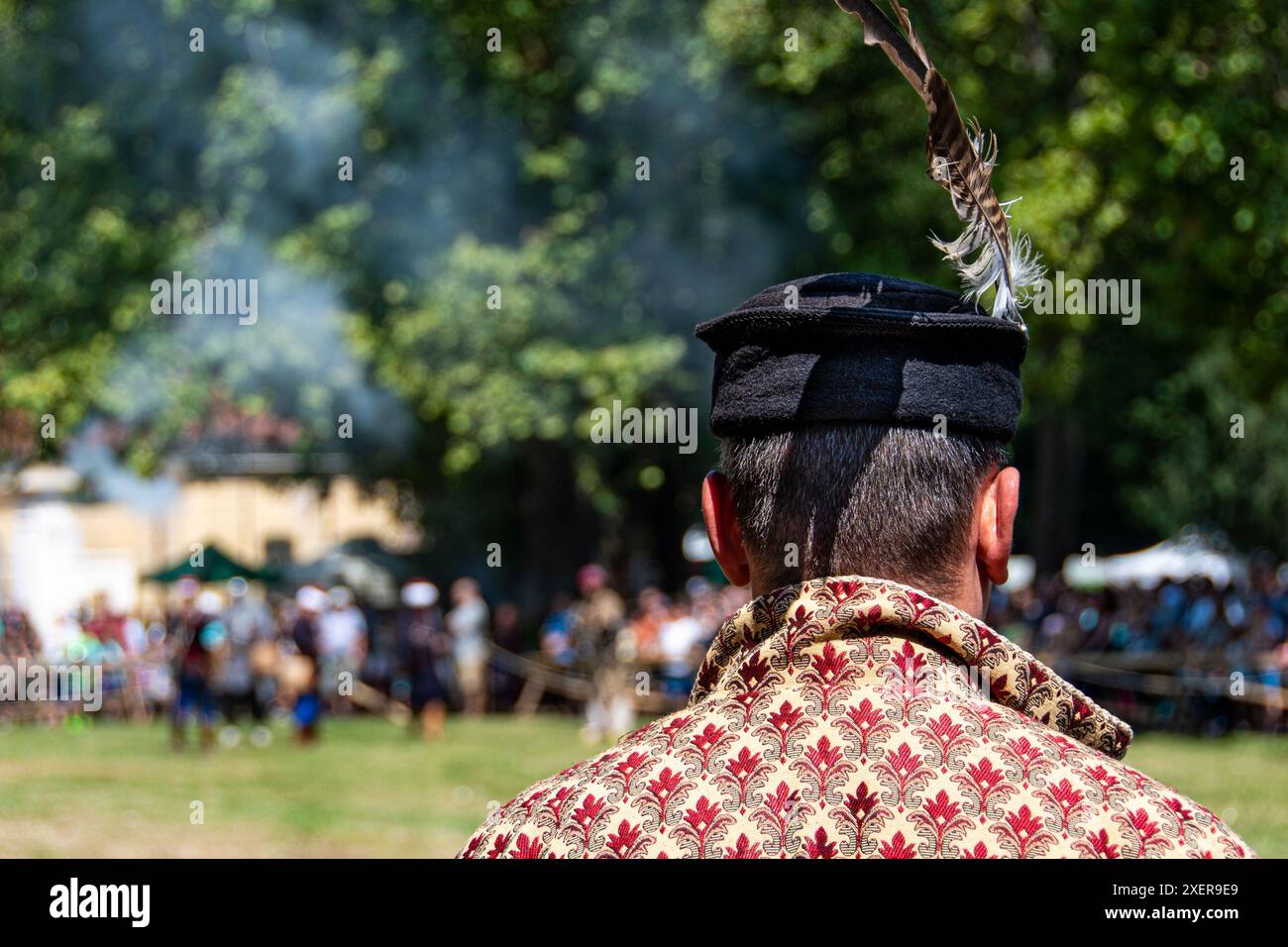 Soldato ungherese del XVI secolo in abiti tradizionali e cappello piumato in una parata militare Foto Stock
