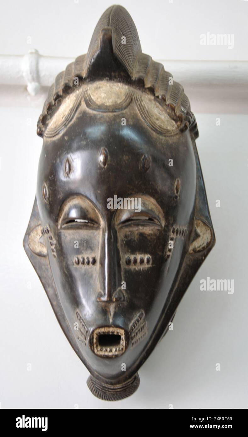 Maschera tradizionale in legno intagliata in modo bello, Museo Nazionale, Lomé, Togo Foto Stock