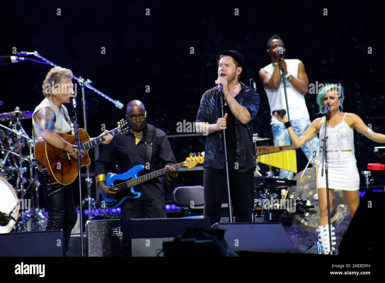 Peter Maffay und Johannes Oerding live bei einem Konzert der We Love Rock n Roll - Farewell Tour auf dem Königsplatz. München, 28.06.2024 *** Peter Maffay e Johannes Oerding dal vivo ad un concerto del We Love Rock n Roll Farewell Tour a Königsplatz Monaco di Baviera, 28 06 2024 foto:XS.xNömerx/xFuturexImagex maffay 4674 Foto Stock