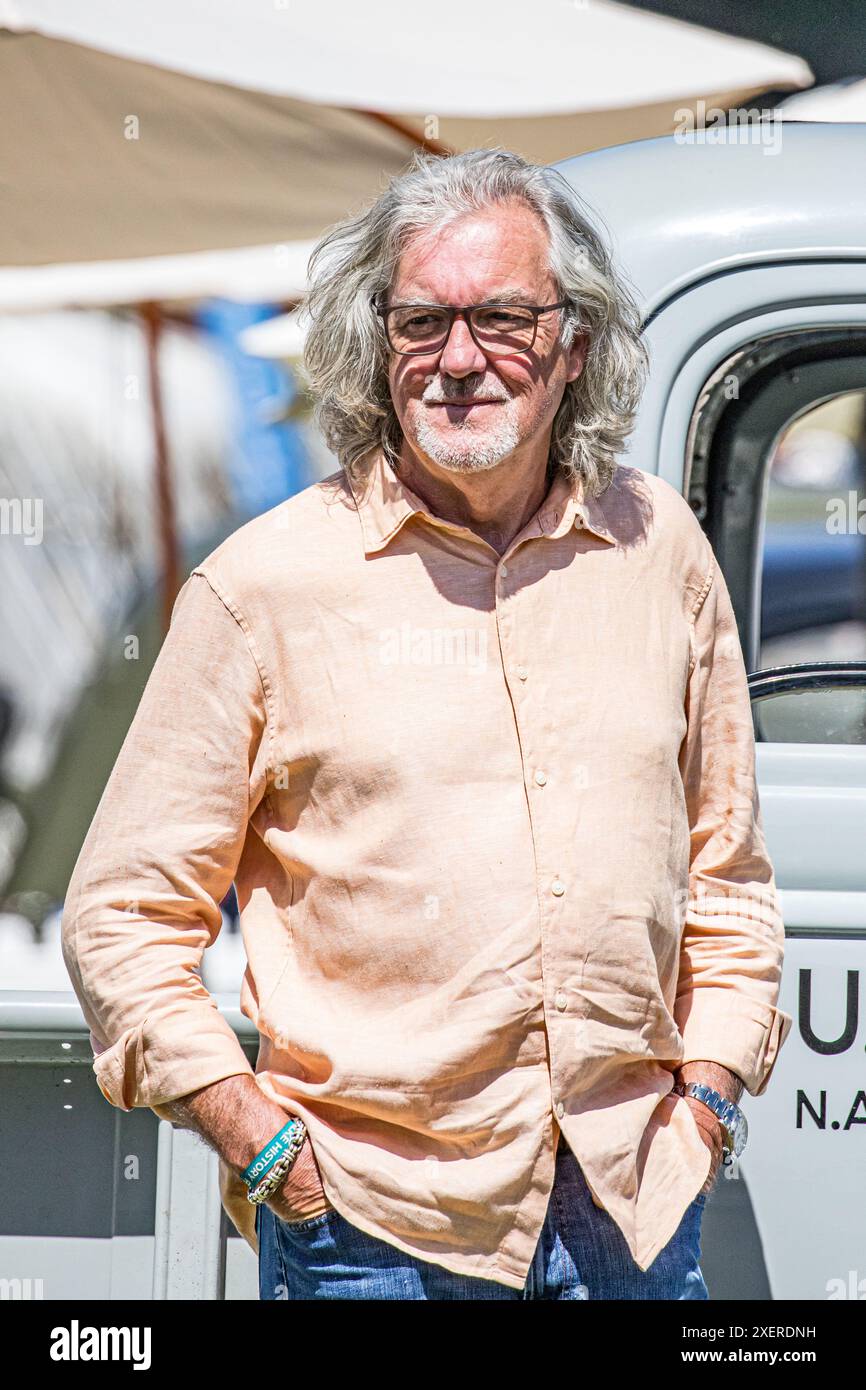 BROADCHALKE, SALISBURY, WILTSHIRE, UK, 29 giugno, 2024, The Grand Tour ed ex presentatore di Top Gear, personaggio televisivo James May davanti a una Chevrolet d'epoca al sole mentre visitava il Chalke History Festival per dare il suo discorso intitolato "The Car: Did We Get IT Wrong?" Con James Holland. Accreditamento John Rose/Alamy Live News Foto Stock