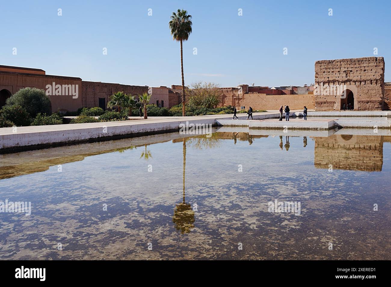 Padiglione panoramico occidentale del palazzo El Badi nella città africana DI MARRAKECH in MAROCCO, cielo azzurro e limpido nel 2023 caldo giorno invernale di gennaio. Foto Stock