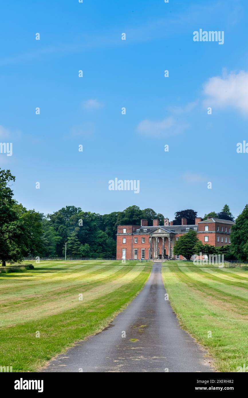 Brewood, Staffordshire, Regno Unito - giugno 26 2024 : Una vista di Chillington Hall nello Staffordshire, Regno Unito, con una strada d'ingresso Foto Stock