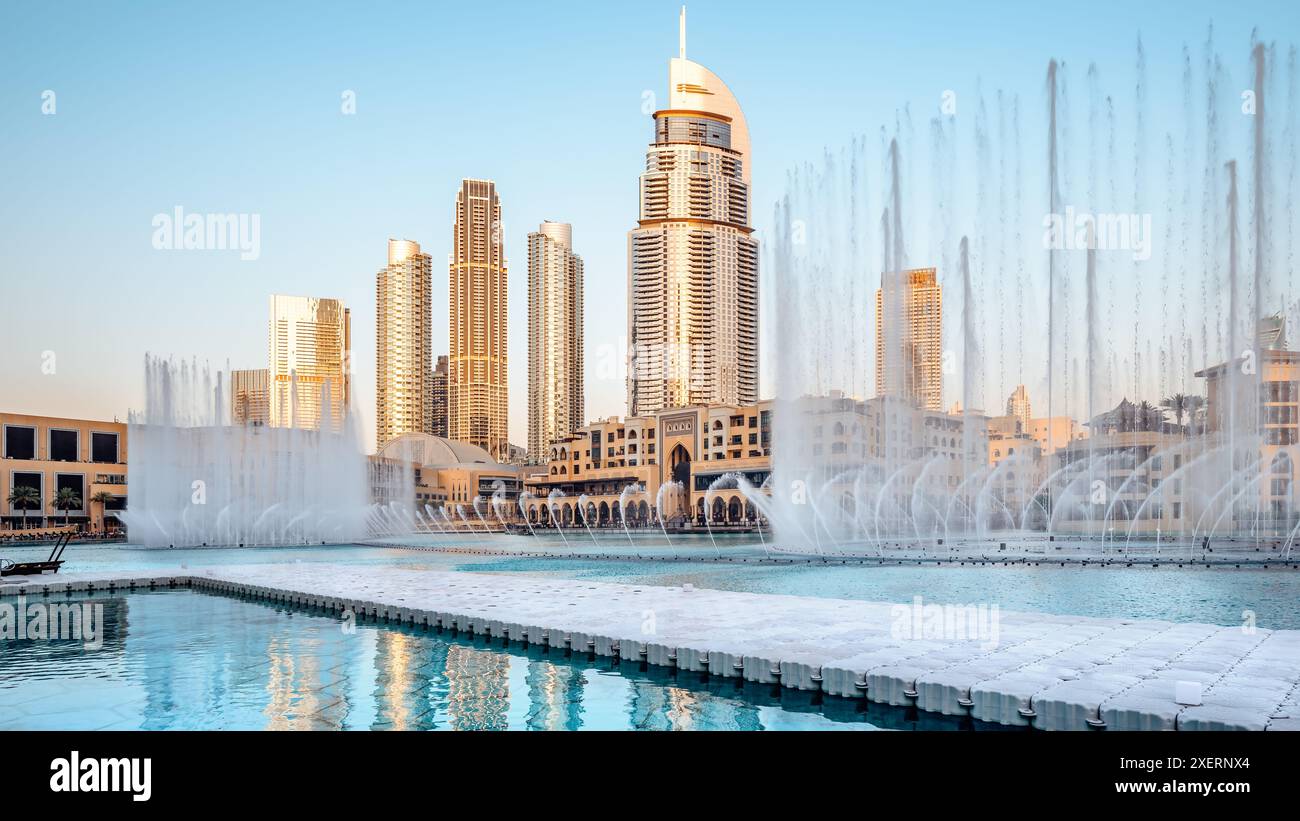 la fontana di dubai e i grattacieli alla luce della sera Foto Stock