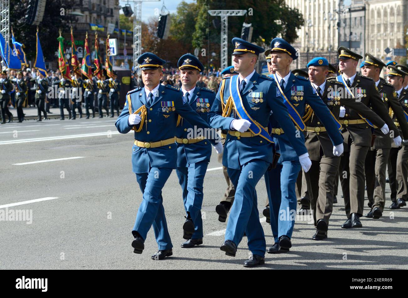 Ufficiali dell'esercito in completo abito che marciano su una piazza. Parata militare dedicata al giorno dell'indipendenza dell'Ucraina. 24 agosto 2018. Kiev, Ucraina Foto Stock