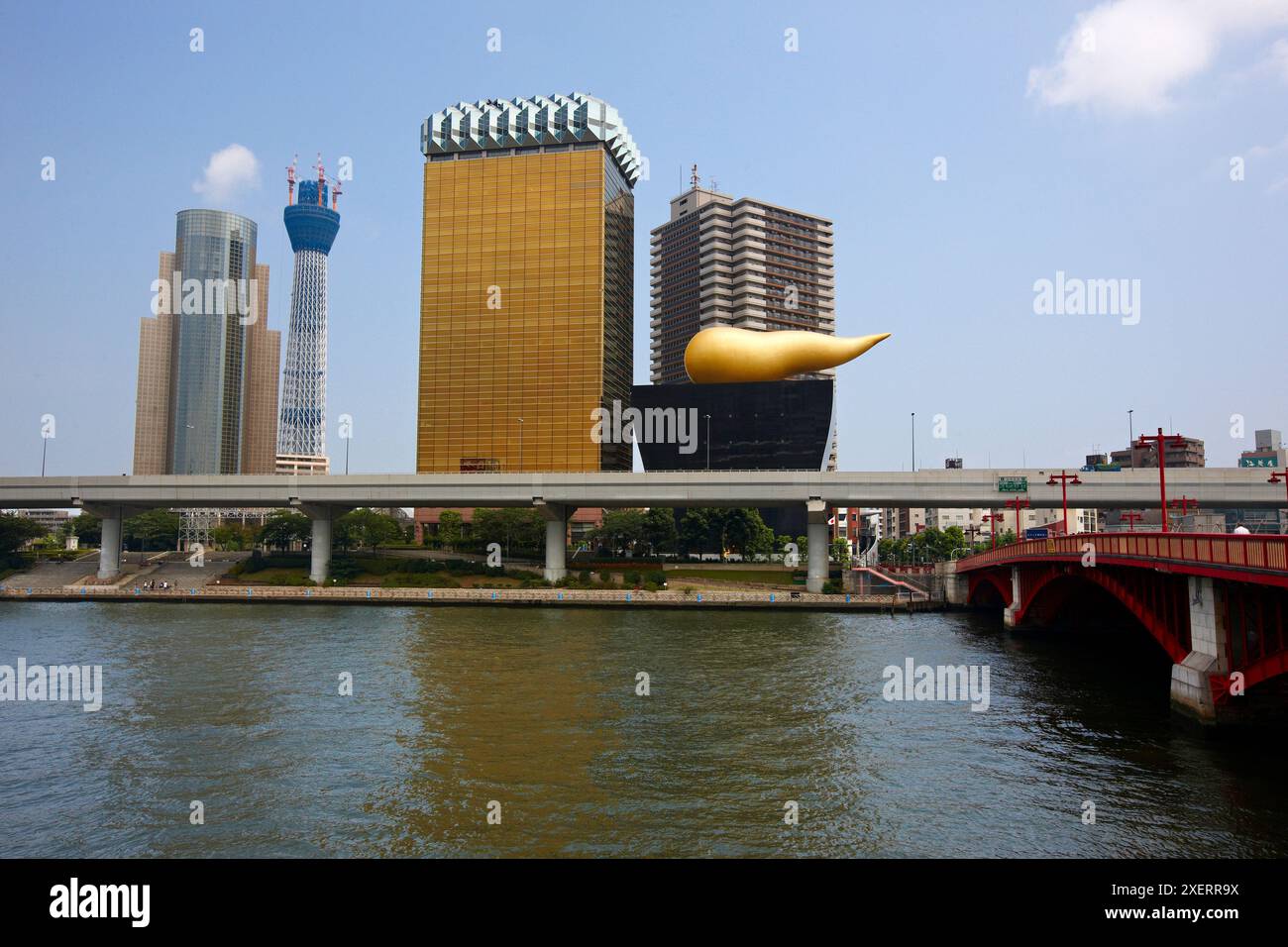 Azuma bridge, Sumidagawa river, Asahi Beer Tower e Tokyo Sky Tree in costruzione, Asakusa, Tokyo, Giappone. Foto Stock