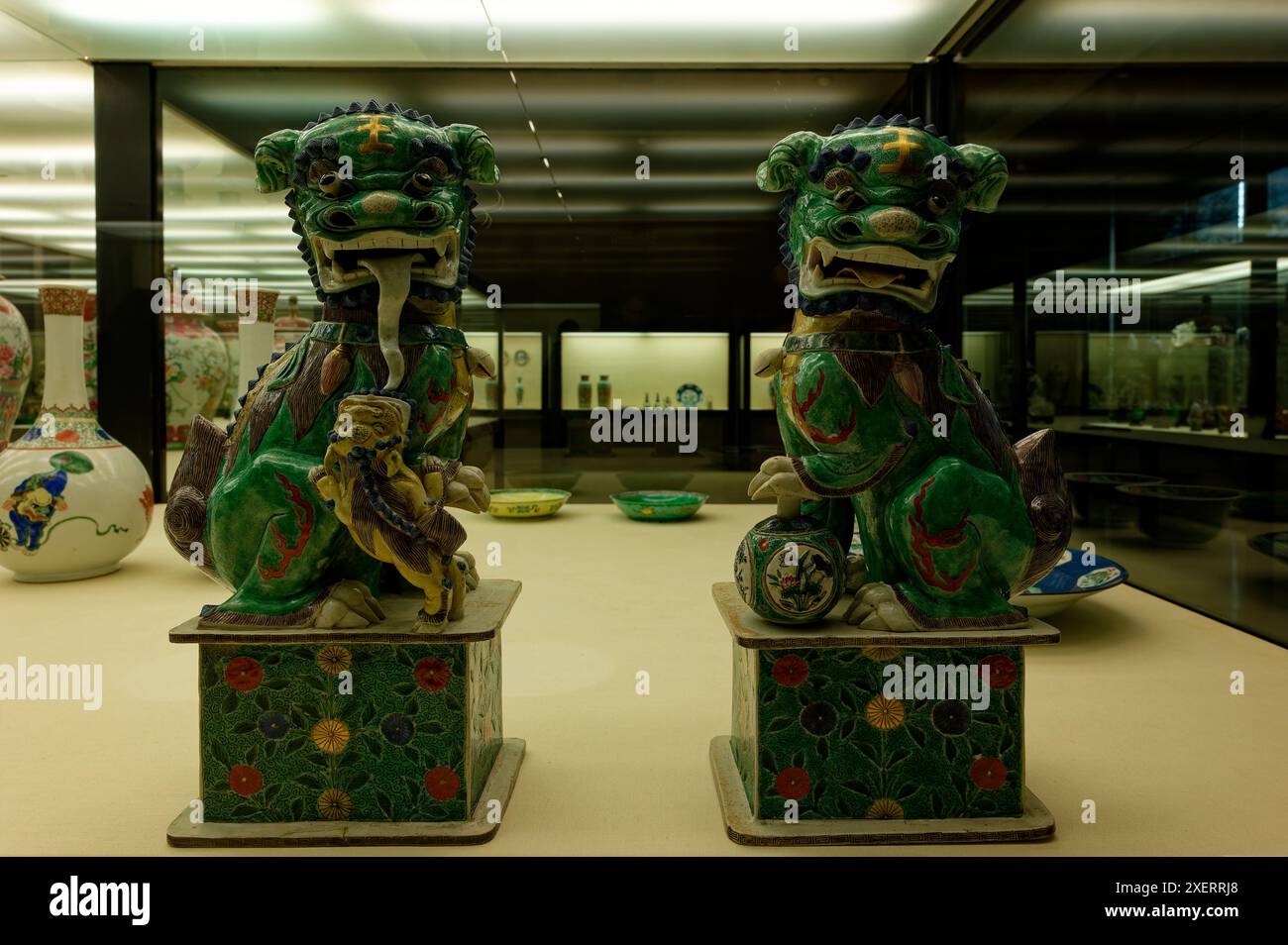 I cani da foo in porcellana dal design complesso sono esposti al museo Calouste Gulbenkian Foto Stock