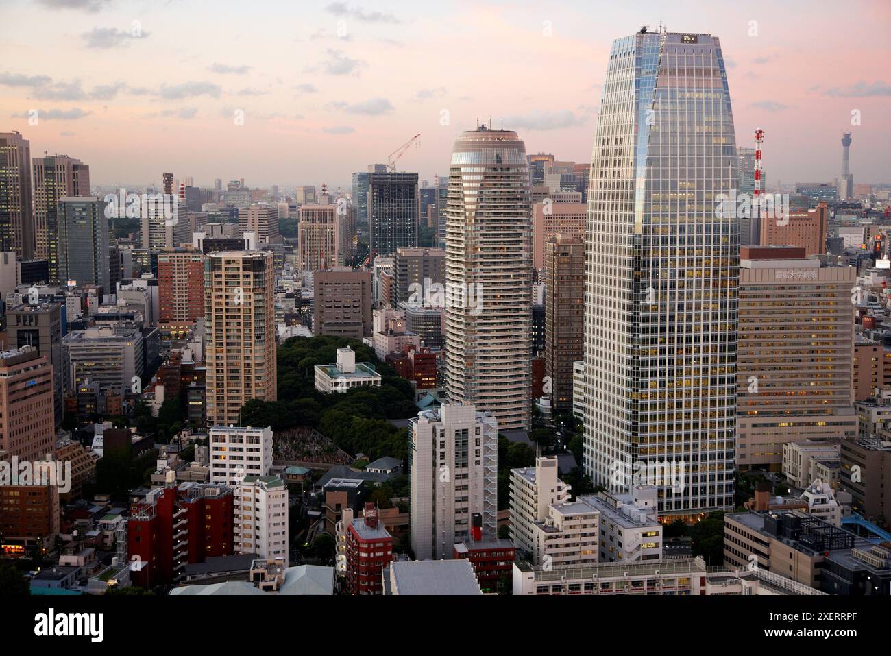 Atago Green Hills edifici, vista sulla città dalla Torre di Tokyo, Tokyo, Giappone. Foto Stock