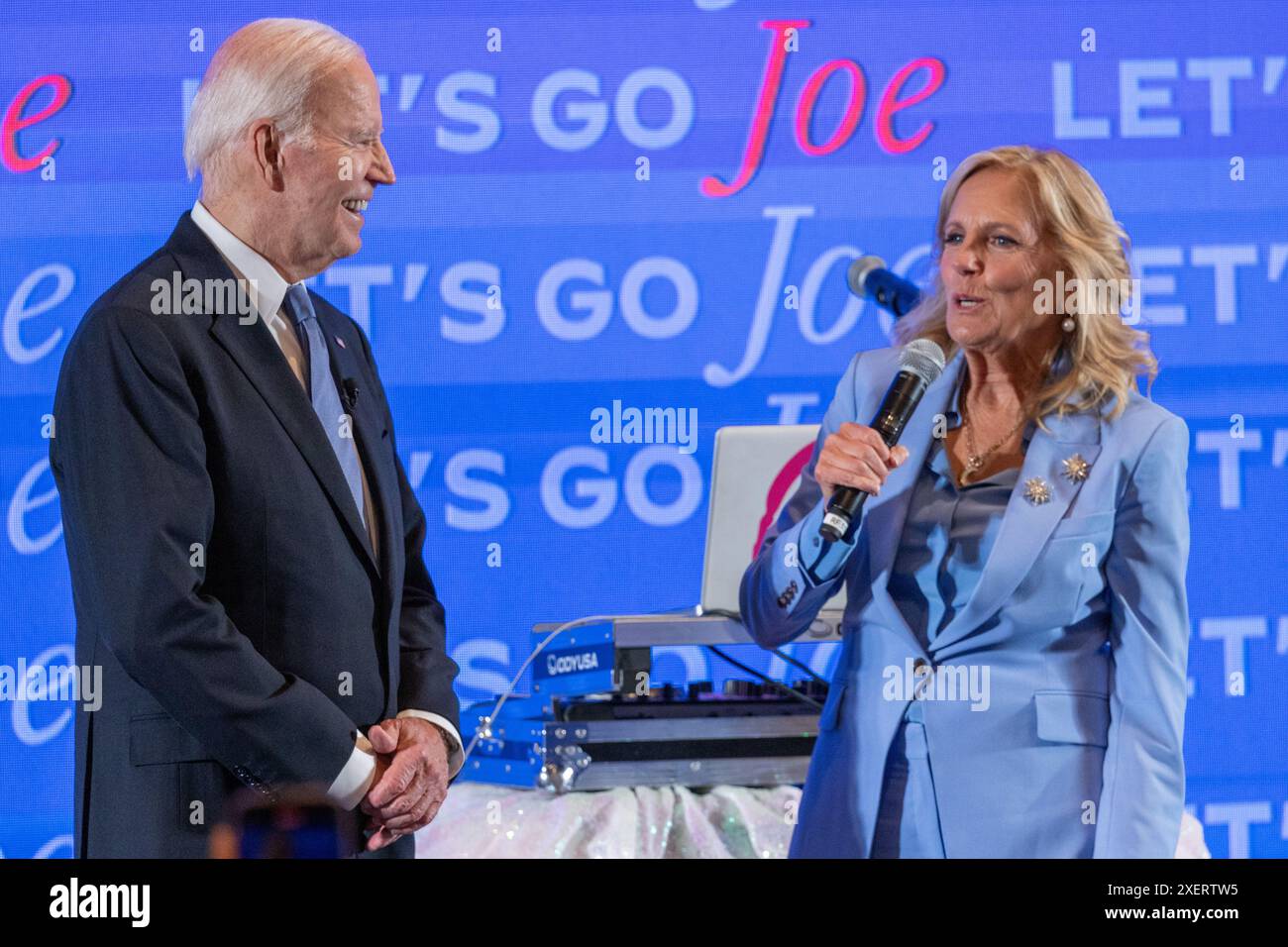 Atlanta, Georgia, Stati Uniti d'America, 27 giugno 2024, il presidente Joe Biden parla con i sostenitori dopo aver discusso l'ex presidente Donald Trump. Foto Stock