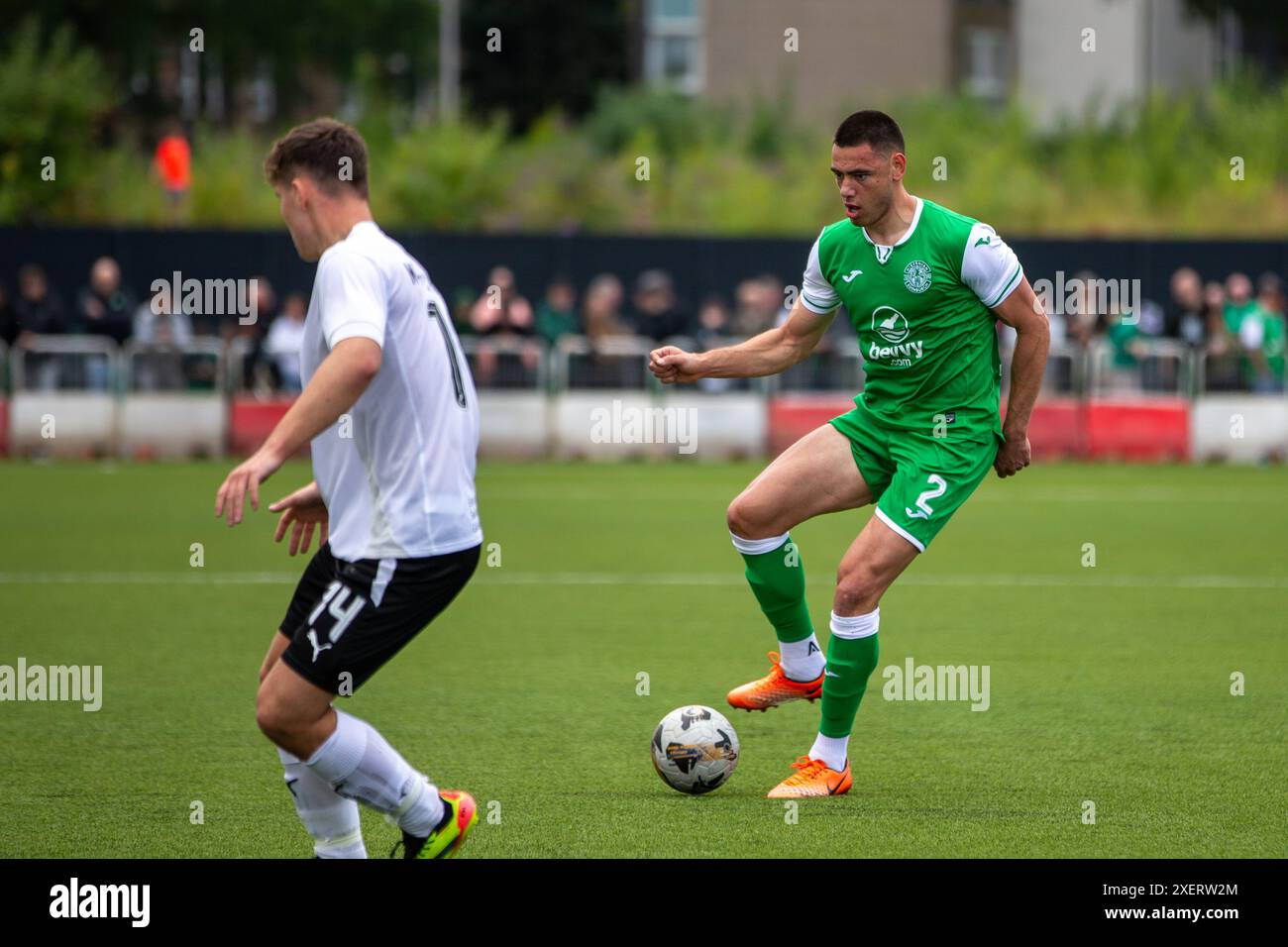 EDIMBURGO, SCOZIA - Liam Miller di Hibernian in azione contro Edinburgh City in un'amichevole a Meadowbank il 29 giugno 2024. Foto Stock