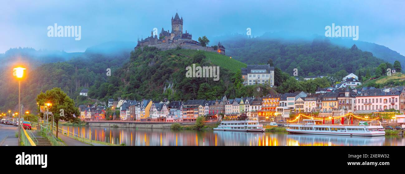 Panorama di Foggy Cochem, splendida città sul fiume Mosella, castello di Reichsburg sulla collina, Germania Foto Stock