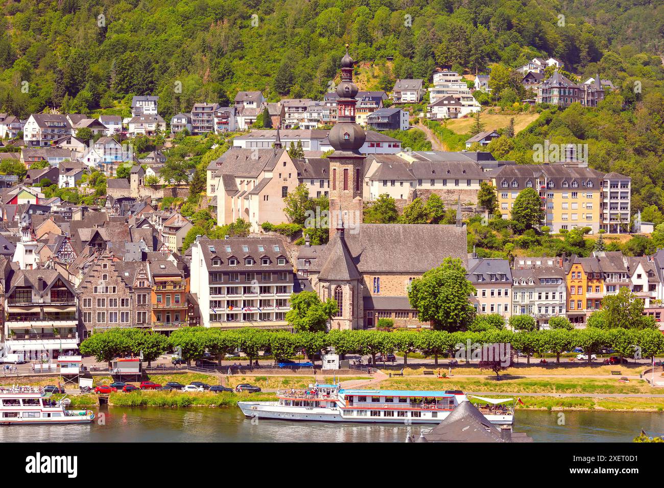 Vecchie case a graticcio sulle rive della Mosella in una giornata di sole, Cochem, Germania Foto Stock