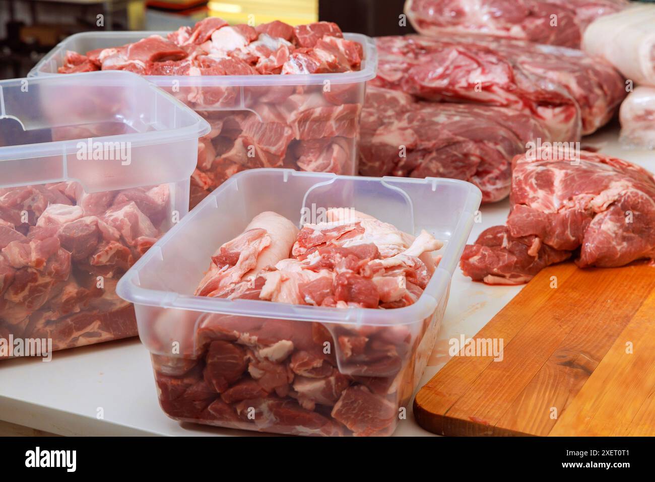 Viene preparato per la cottura su barbecue con carne di maiale cruda Foto Stock