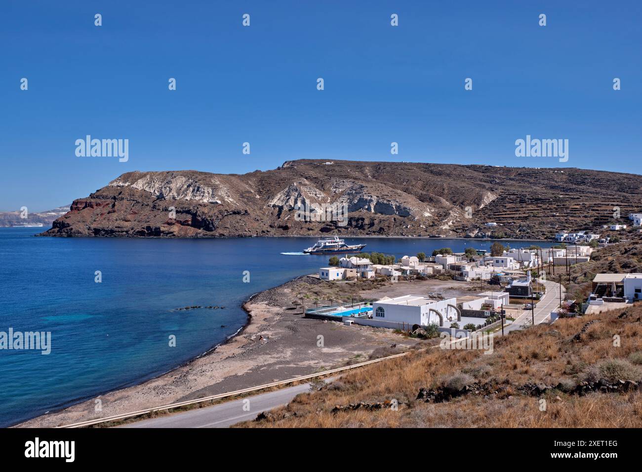 Traghetto per Kato Nisi da Santorini con arrivo al porto di Riva. Thirasia, Isole Cicladi, Grecia. Foto Stock