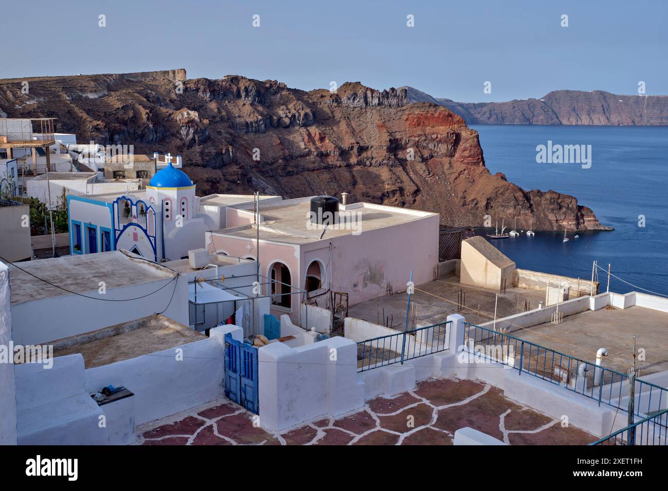Vista della caldera e di Santorini dal villaggio di Manolas. Thirasia, Isole Cicladi, Grecia. Foto Stock