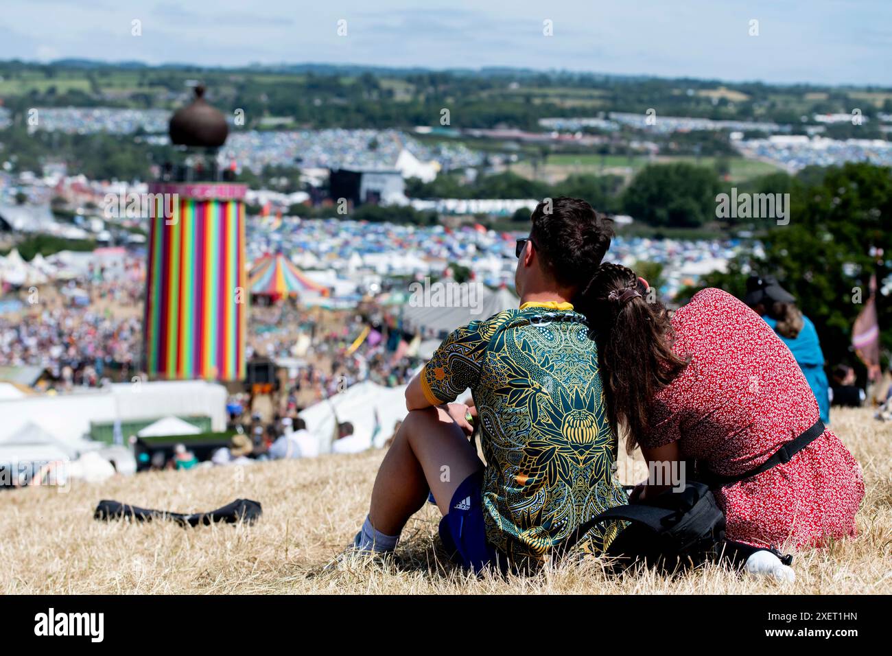 Glastonbury, Regno Unito. Giorno 4, 29 giugno 2024. Gli amanti del festival si rilassano sul palco del parco il sabato mattina al Glastonbury Festival, Worthy Farm nel Somerset. Data foto: Sabato 29 giugno 2024. Il credito fotografico dovrebbe essere: David Jensen / Alamy Live News Foto Stock