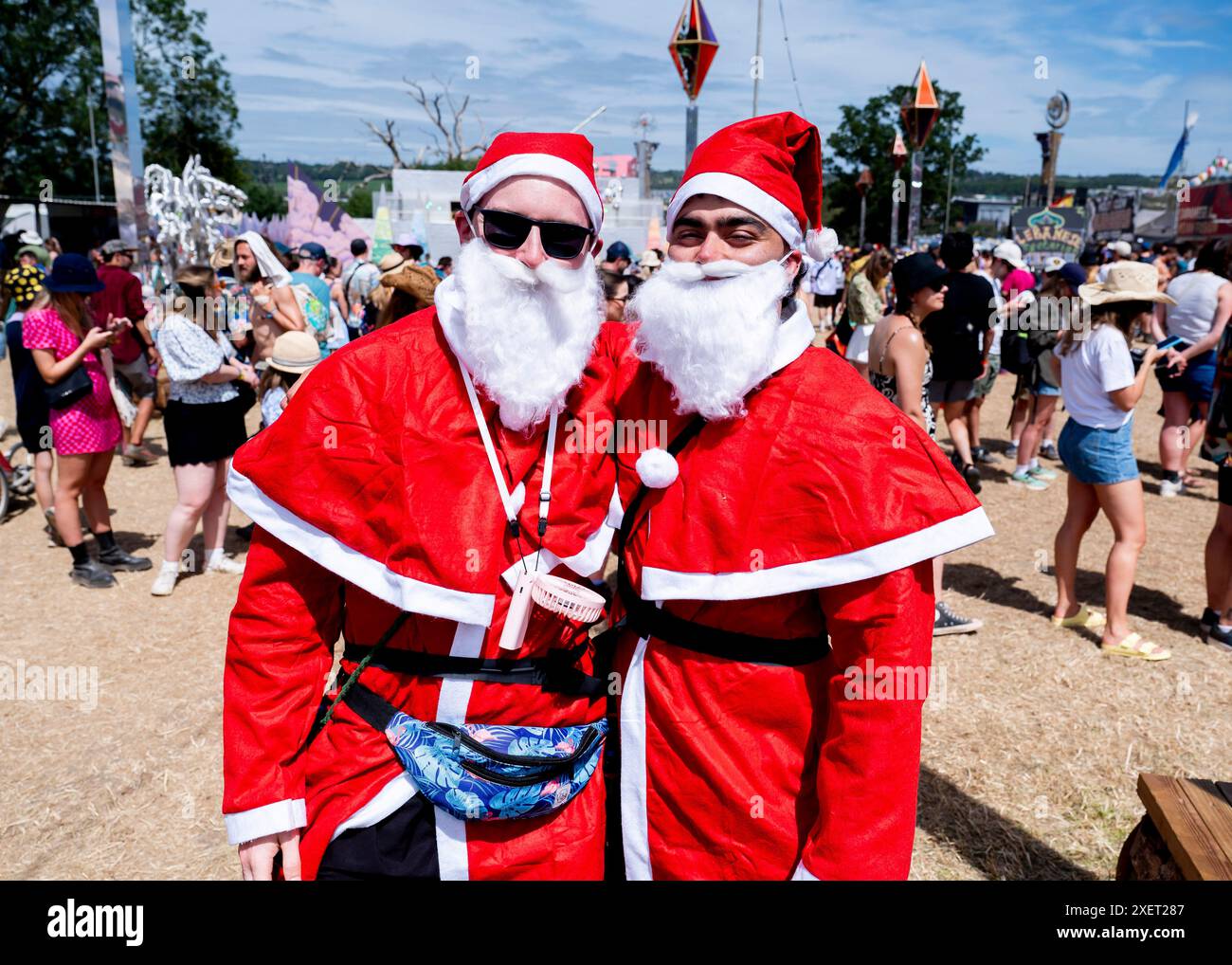 Glastonbury, Regno Unito. Giorno 4, 29 giugno 2024. Gli amanti del festival indossano un abito di lusso Babbo Natale al Glastonbury Festival, Worthy Farm nel Somerset. Data foto: Sabato 29 giugno 2024. Il credito fotografico dovrebbe essere: David Jensen / Alamy Live News Foto Stock