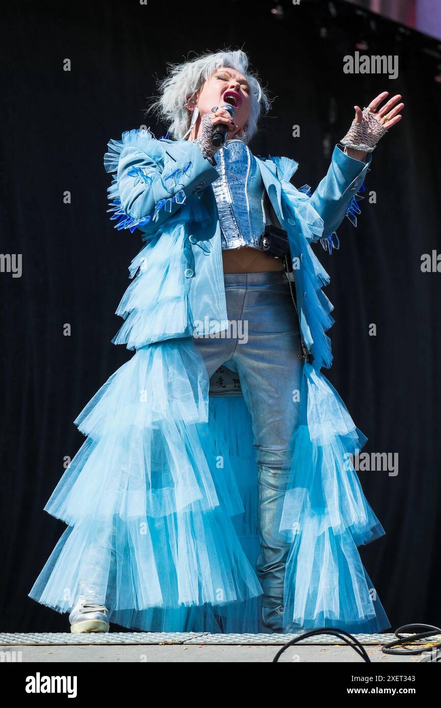 Glastonbury, Regno Unito. 29 giugno 2024. Cyndi Lauper ha visto esibirsi al Pyramid Stage il sabato del 2024 Glastonbury Festival presso Worthy Farm, Somerset Picture di Julie Edwards Credit: JEP Celebrity Photos/Alamy Live News Foto Stock