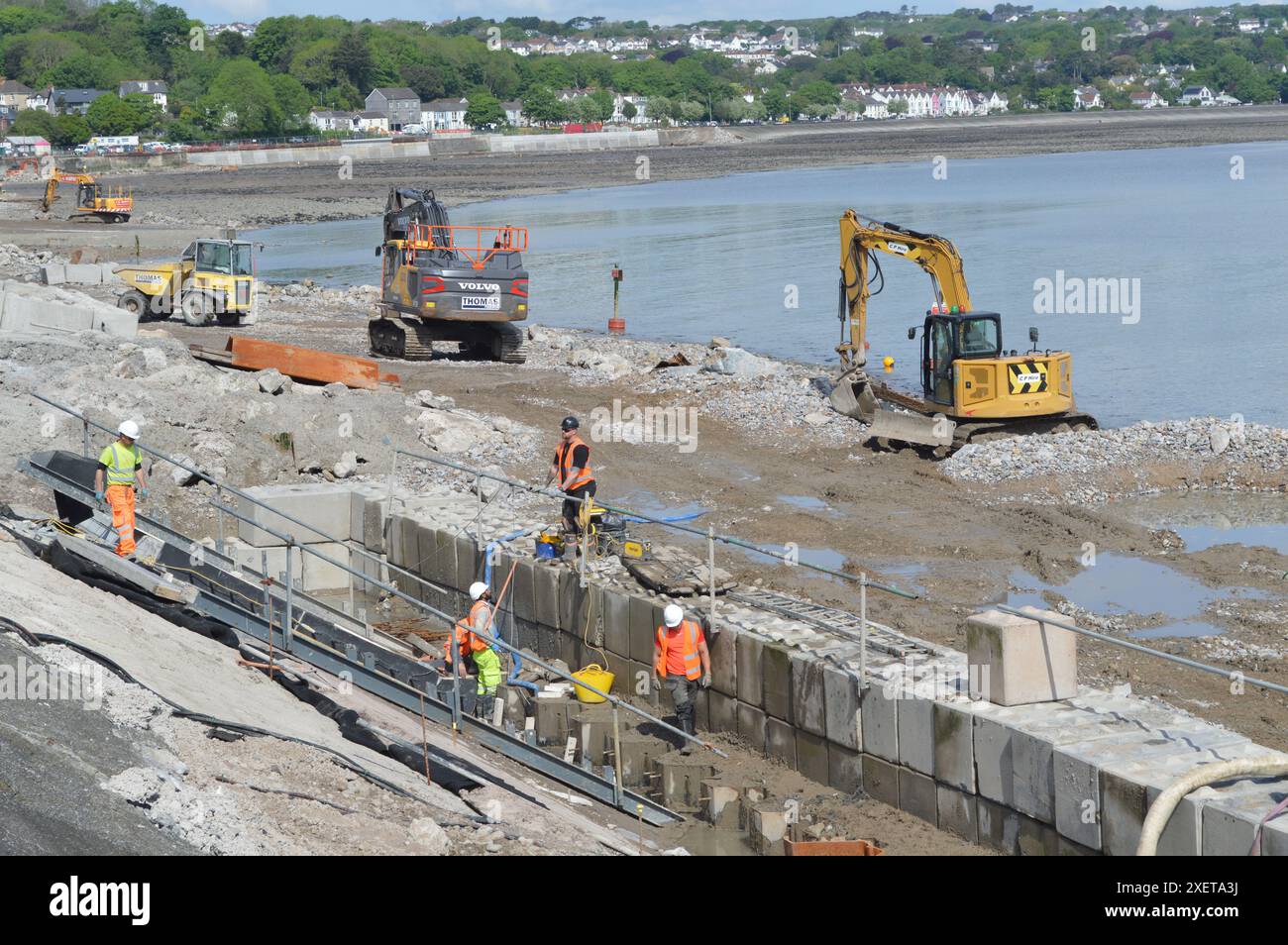 Veicoli edili e appaltatori che lavorano al Mumbles Coastal Protection Project di Southend. Swansea, Galles, Regno Unito. 16 maggio 2024. Foto Stock