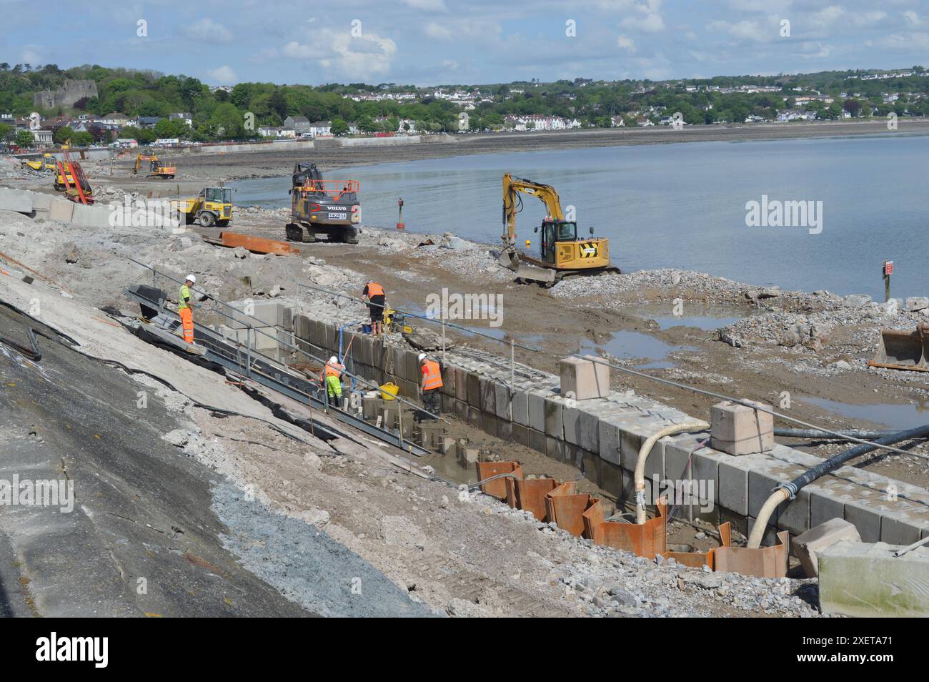 Veicoli edili e appaltatori che lavorano al Mumbles Coastal Protection Project di Southend. Swansea, Galles, Regno Unito. 16 maggio 2024. Foto Stock