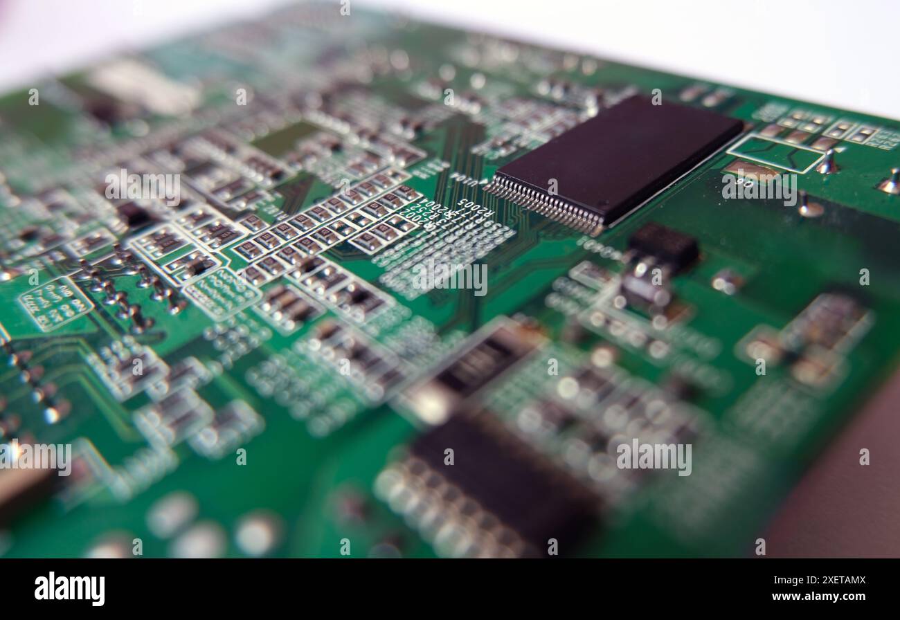 Componenti elettronici ad alta tecnologia. Microchip sulla scheda elettronica. Foto Stock