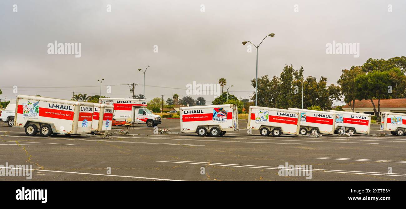 Santa Maria, California, USA - 31 maggio 2024. Garage e parcheggio per furgoni U-Haul. L'azienda U-Haul offre soluzioni di spostamento e storage. Foto Stock