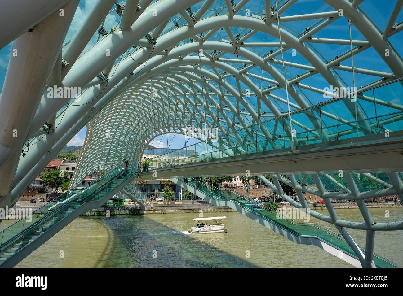 Tbilisi, Georgia - 24 giugno 2024: Vedute del Ponte della Pace a Tbilisi, Georgia. Foto Stock
