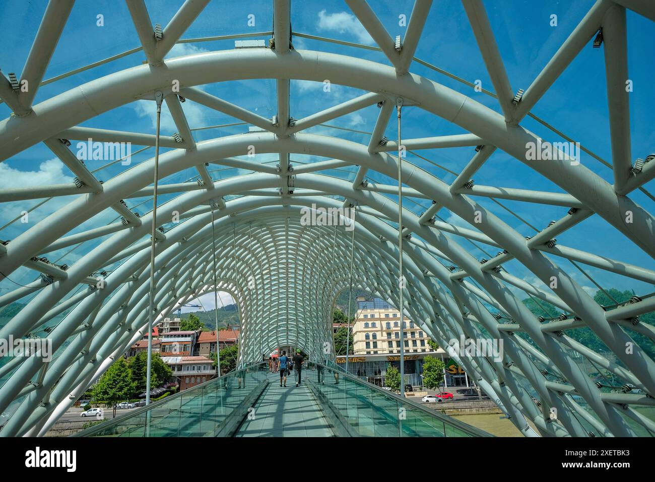 Tbilisi, Georgia - 24 giugno 2024: Vedute del Ponte della Pace a Tbilisi, Georgia. Foto Stock