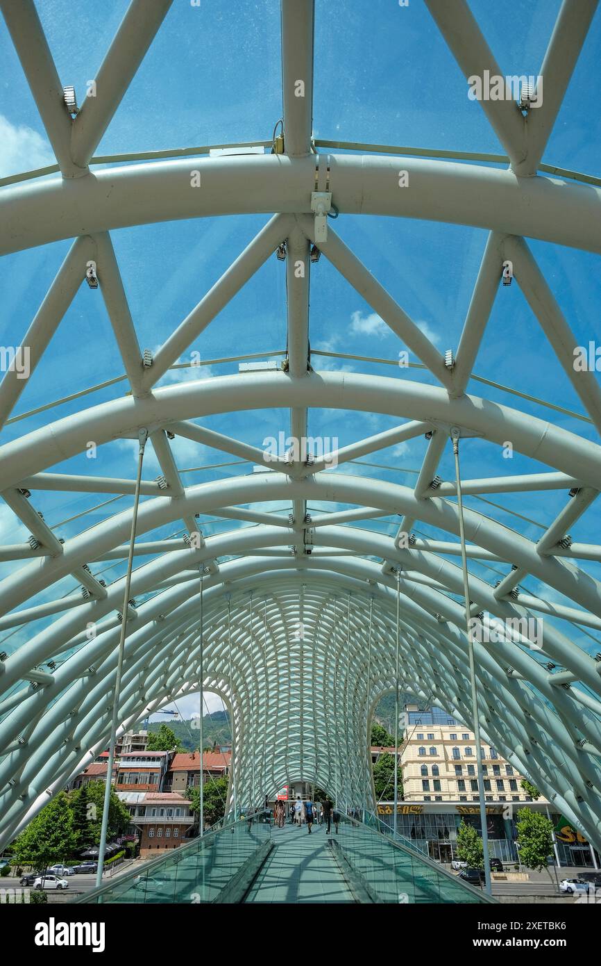 Tbilisi, Georgia - 24 giugno 2024: Vedute del Ponte della Pace a Tbilisi, Georgia. Foto Stock