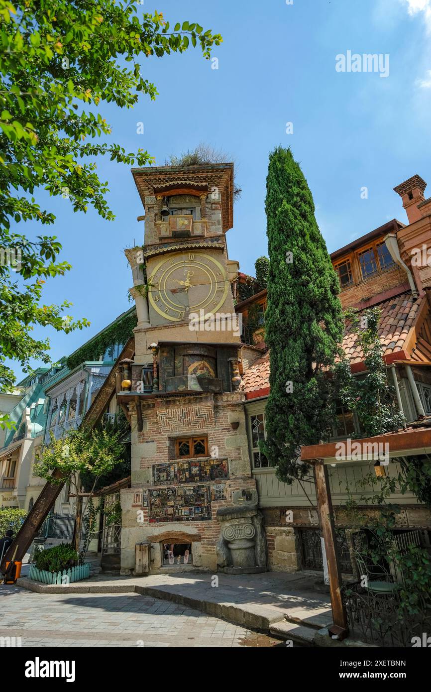 Tbilisi, Georgia - 24 giugno 2024: La Torre dell'Orologio, costruita dal burattinaio Rezo Gabriadze durante una ristrutturazione del suo teatro nel 2010 a Tbilisi. Foto Stock